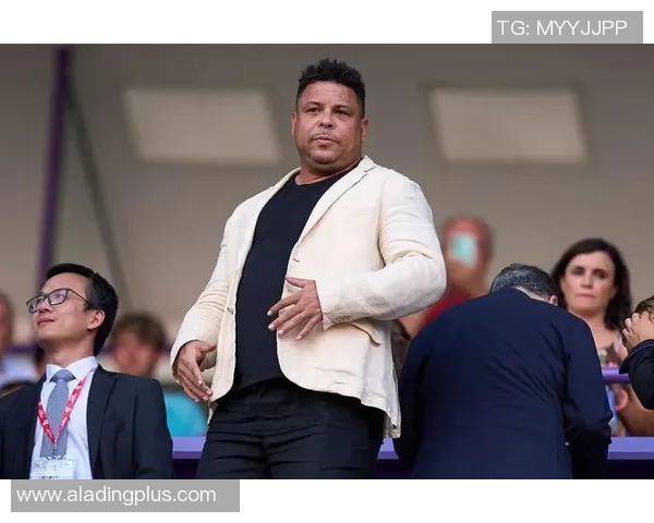 足球明星为球迷送上限量版裤子引发热议与期待